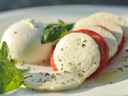 Mozzarella tươi có gì thú vị và mua ở đâu là chất lượng