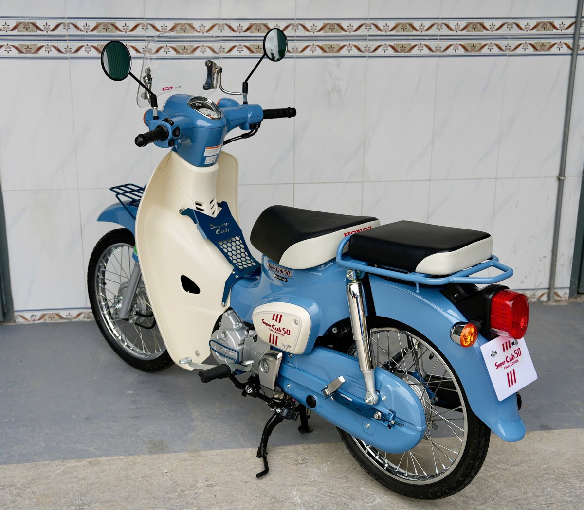 Honda Cub 50 Final Edition Nhật bản custom màu xanh kem nhìn từ phía sau