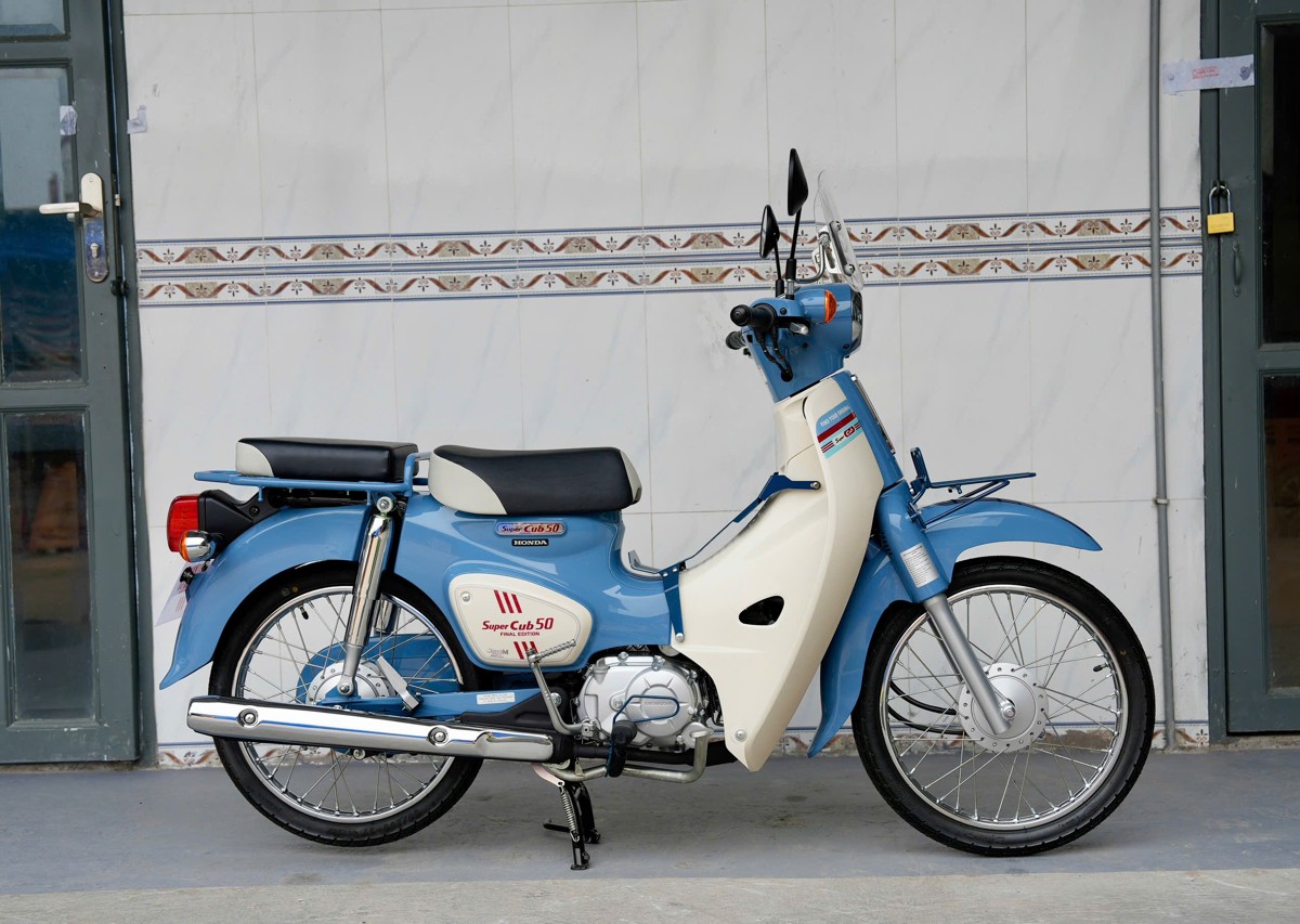 Honda Cub 50 Final Edition Nhật nhìn ngang toàn thân màu xanh kem
