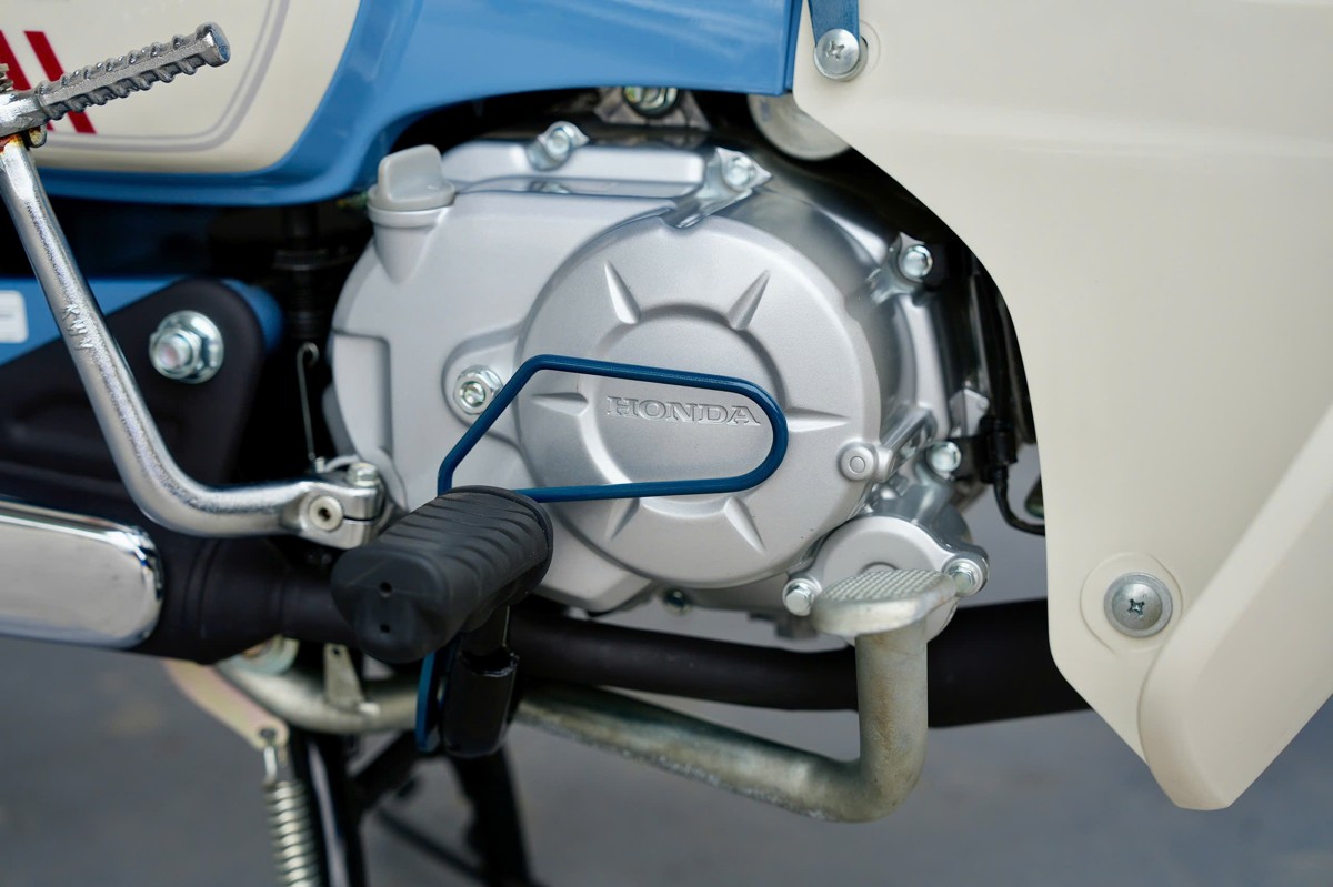 Động cơ Honda Cub 50 Final Edition Nhật với logo Honda trên lốc máy