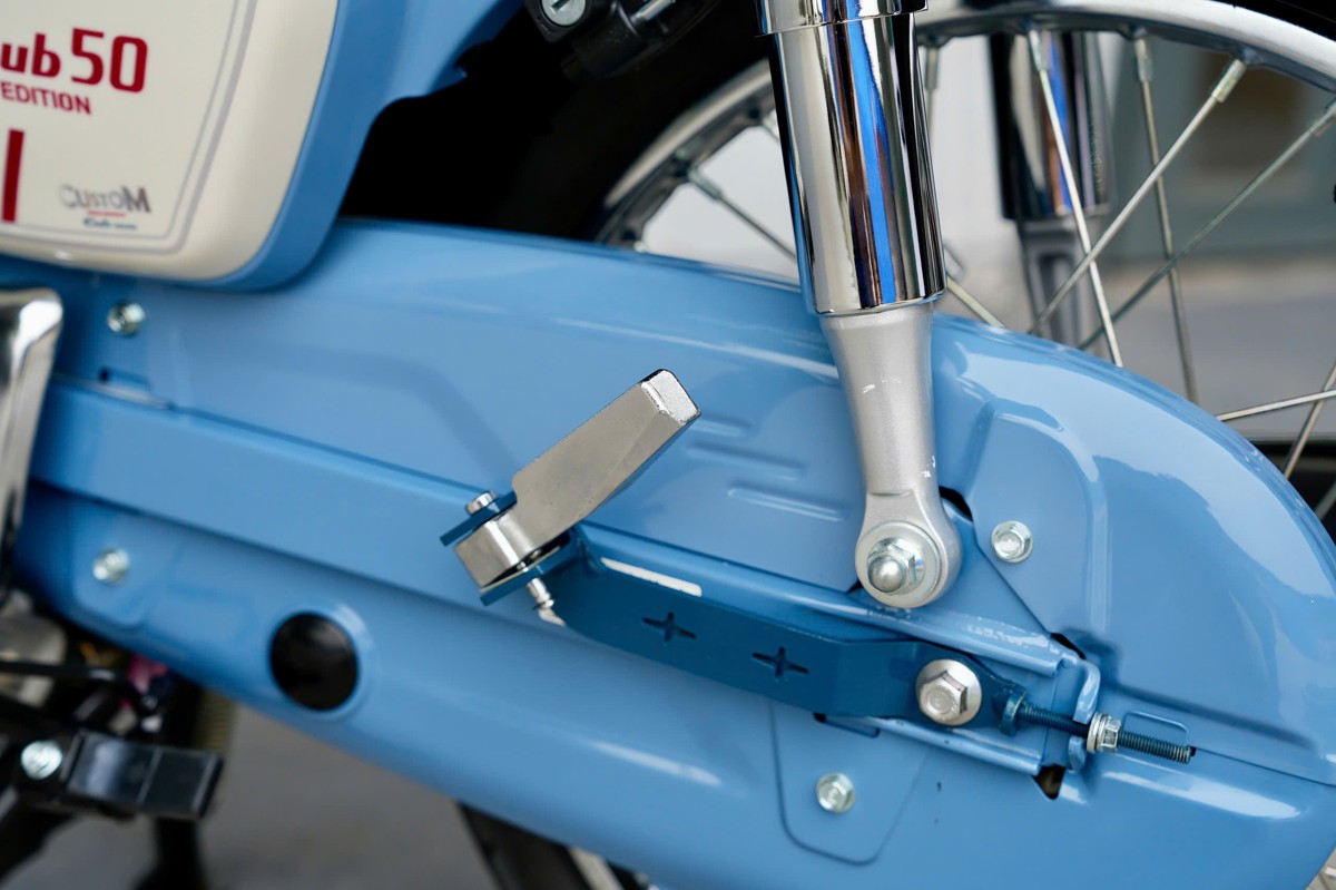 Gác chân sau Honda Cub 50 Final Edition Nhật gắn bên thân xe