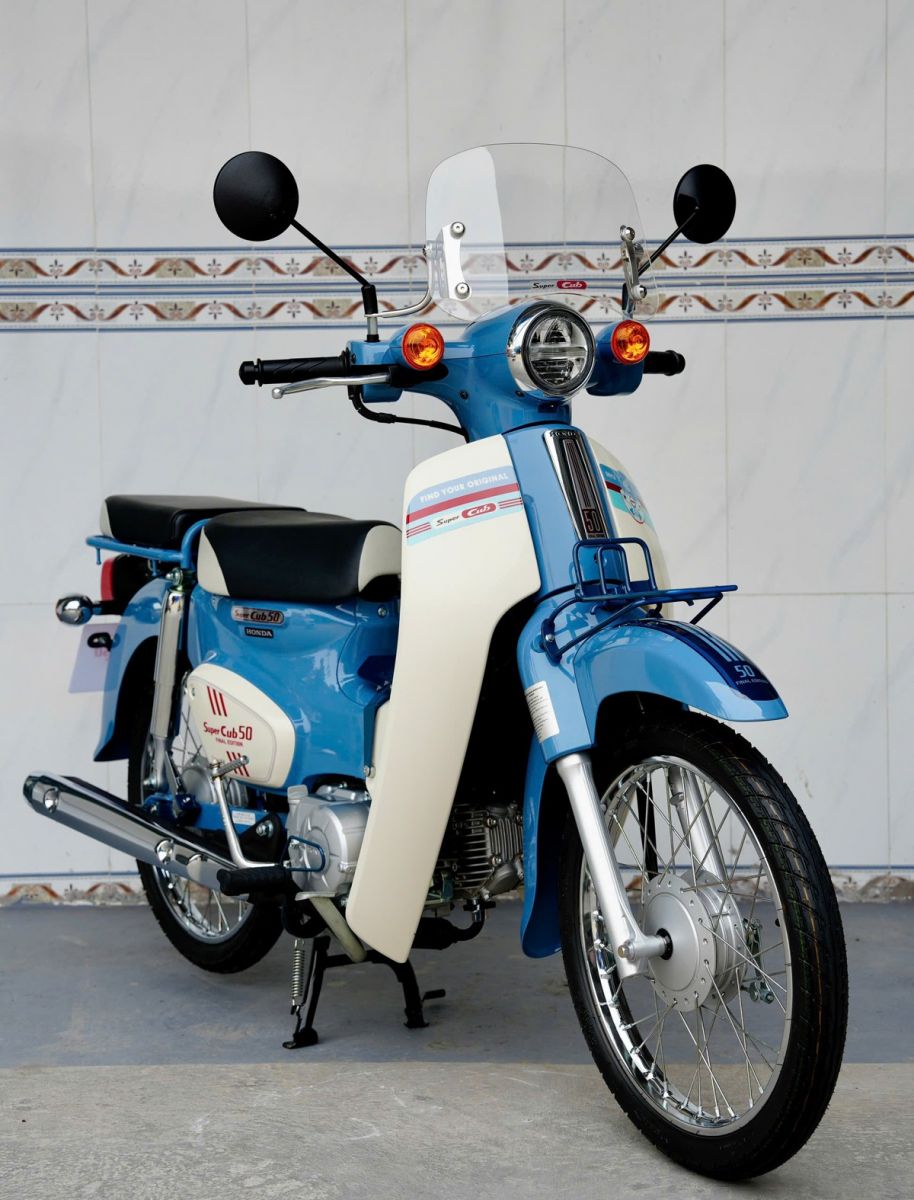 Honda Cub 50 Final Edition Nhật góc trước với kính chắn gió và baga trước