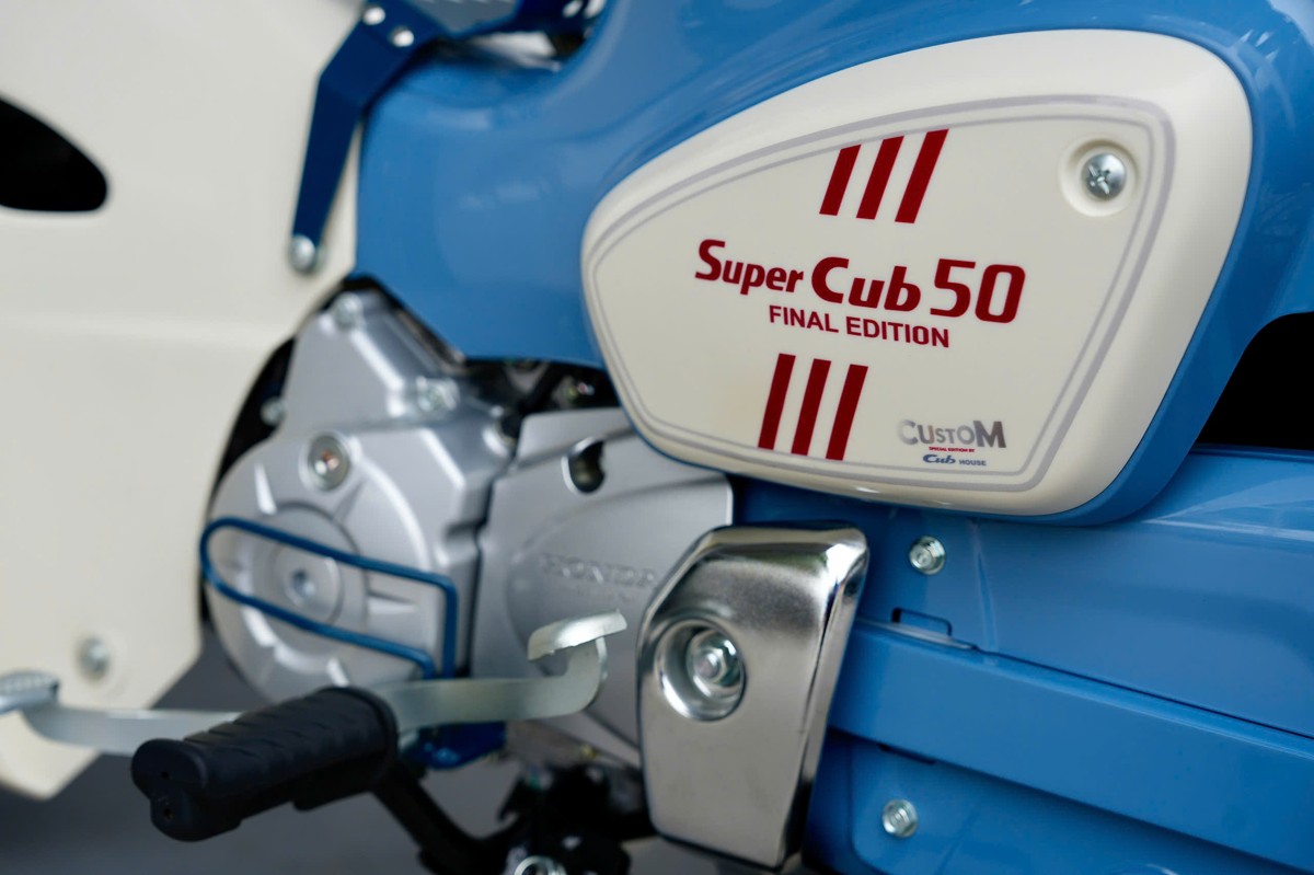 Tem Super Cub 50 Final Edition trên ốp hông Honda Cub 50 Nhật