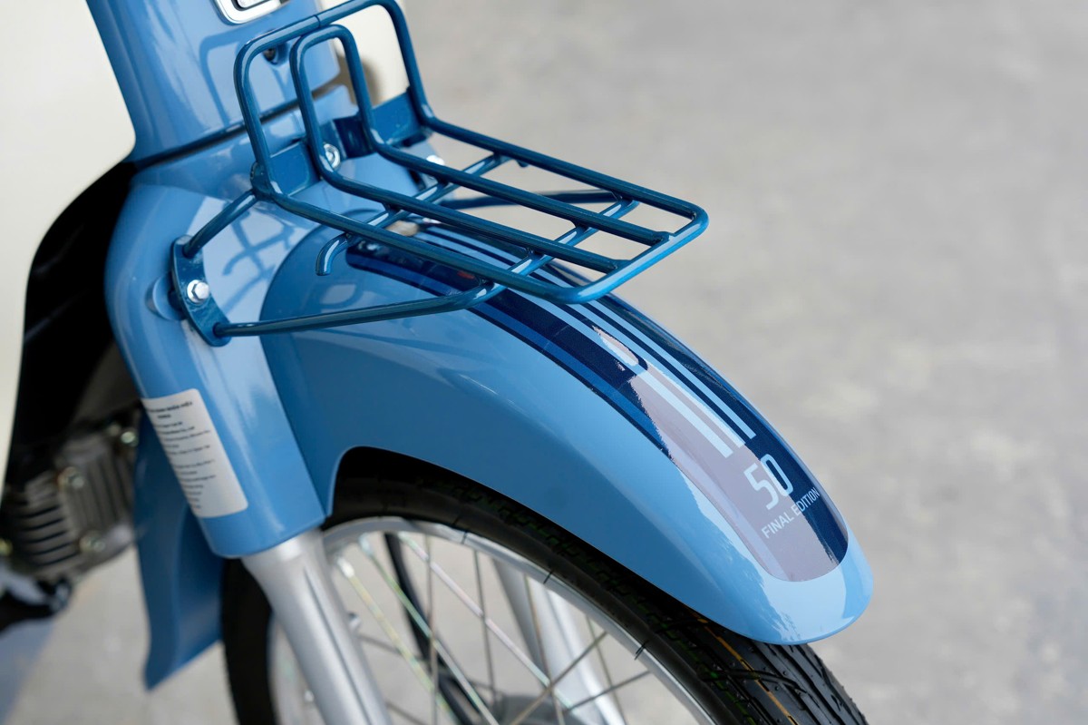 Baga trước Honda Cub 50 Final Edition Nhật trên dè trước màu xanh