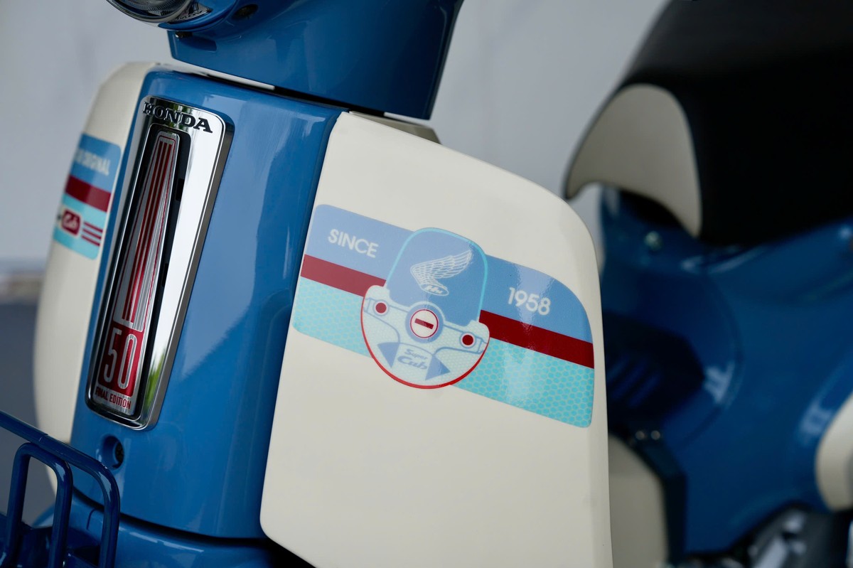Tem Since 1958 trên yếm Honda Cub 50 Final Edition Nhật