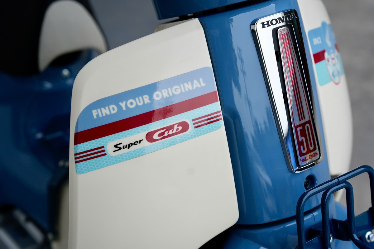 Tem Find Your Original Honda Super Cub 50 Final Edition trên yếm xe
