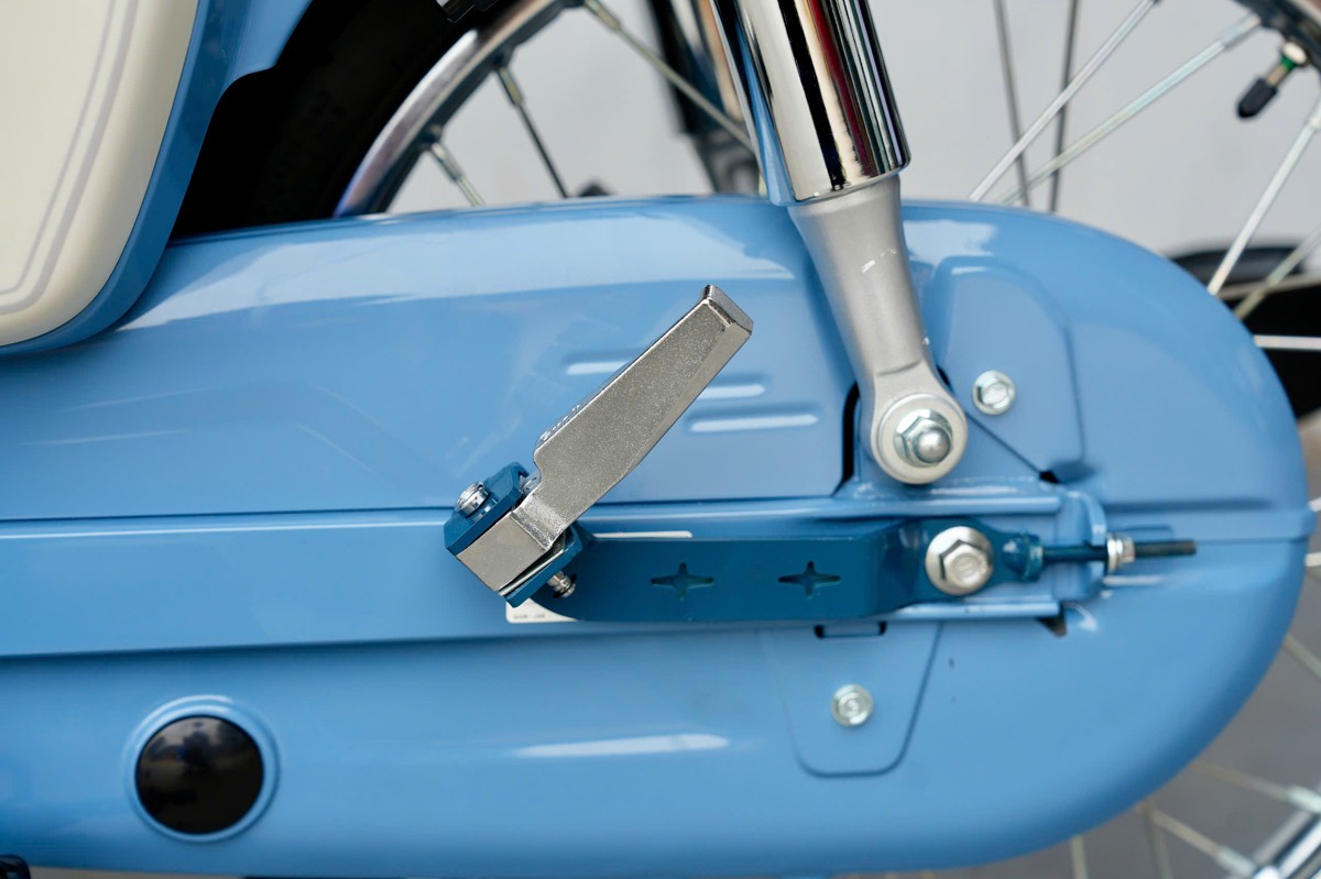 Gác chân phụ Honda Cub 50 Final Edition Nhật cận cảnh phía sau