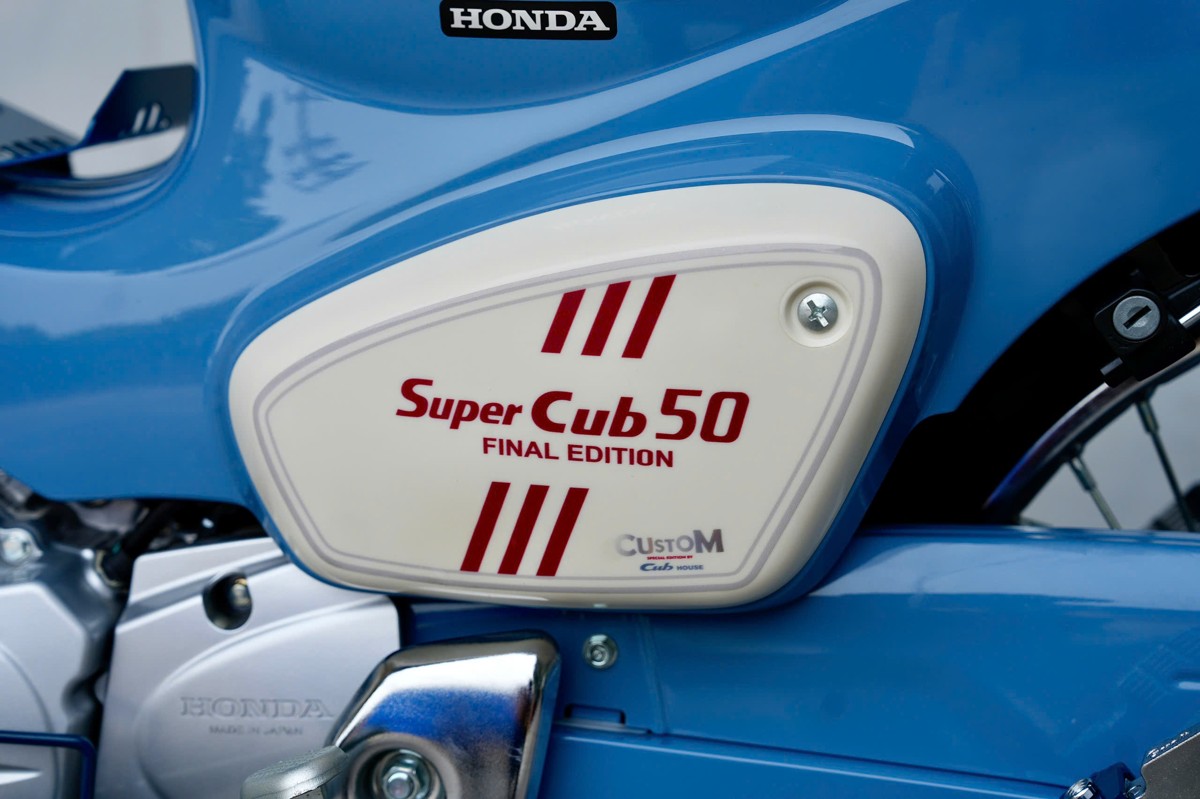 Tem Super Cub 50 Final Edition màu đỏ trên ốp hông xe Honda Nhật
