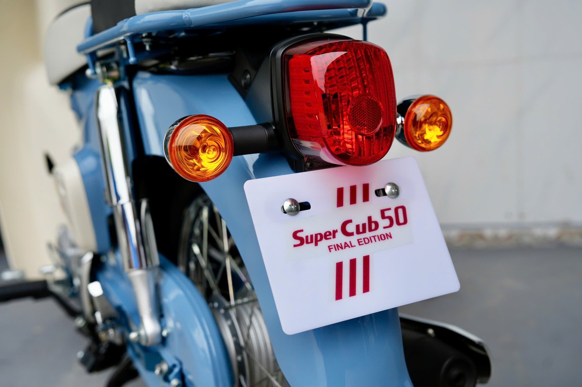 Cụm đèn hậu Honda Cub 50 Final Edition Nhật với xi nhan tròn cổ điển
