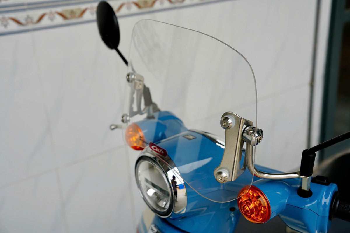 Kính chắn gió Honda Cub 50 Final Edition Nhật gắn phía trước tay lái