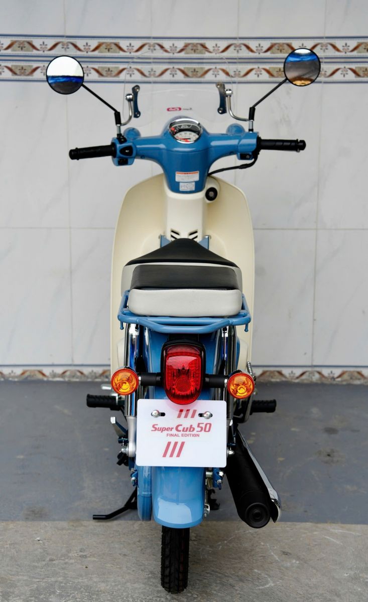 Honda Cub 50 Final Edition nhìn chính diện từ phía sau xe