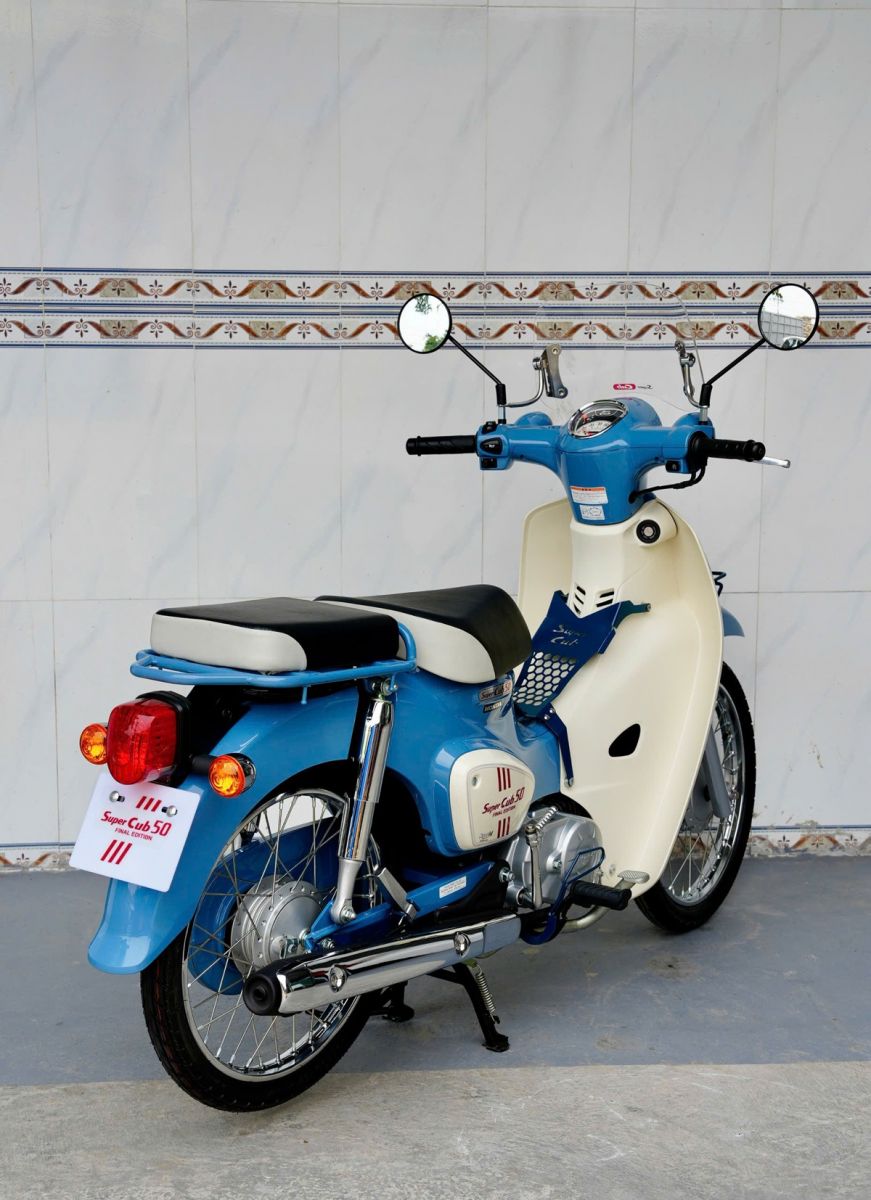 Honda Cub 50 Final Edition Nhật góc sau bên trái với ống xả mạ chrome