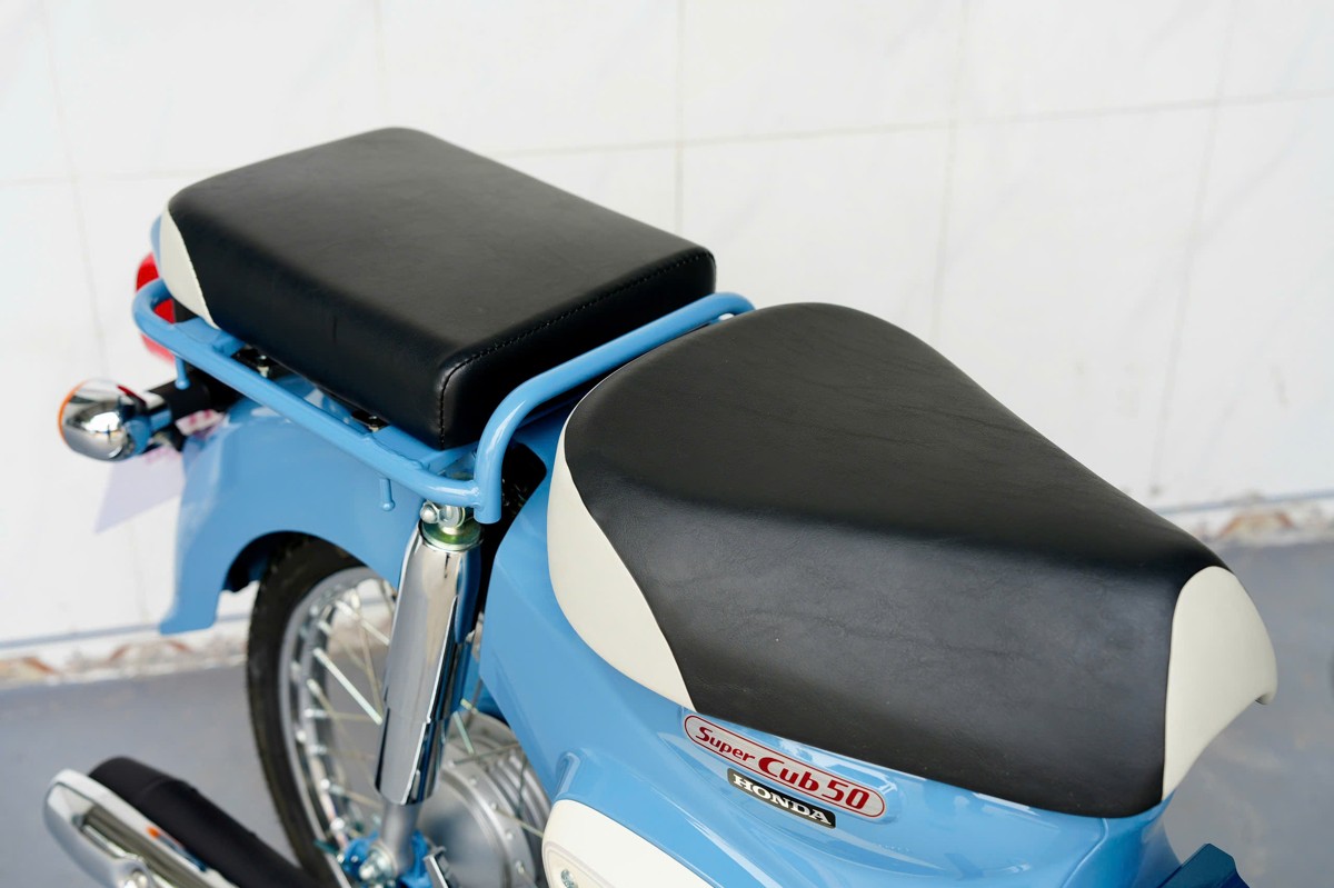 Yên trước và yên sau Honda Cub 50 Final Edition phối đen kem