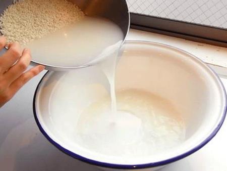 Dùng nước vo gạo chữa bệnh huyết trắng