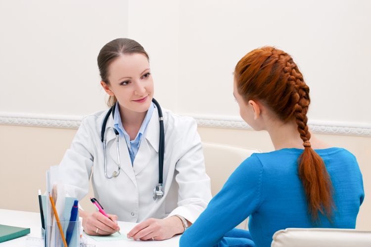 Nữ giới nên đến cơ sở chuyên khoa để thăm khám và làm theo hướng dẫn của bác sĩ