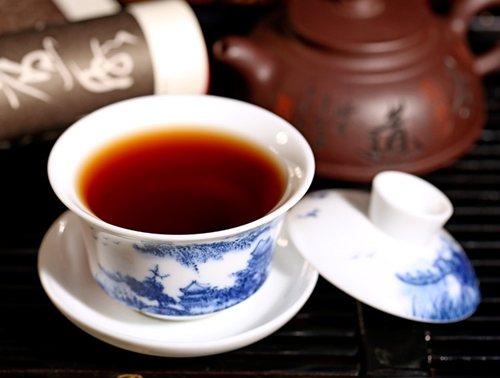 Một tách trà phổ nhĩ với màu đỏ đặc trưng