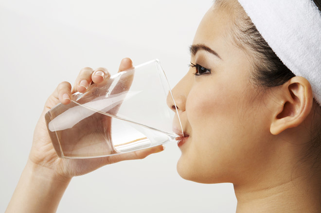 Uống nhiều nước hơn mỗi ngày cũng là cách giảm chứng tiểu buốt.