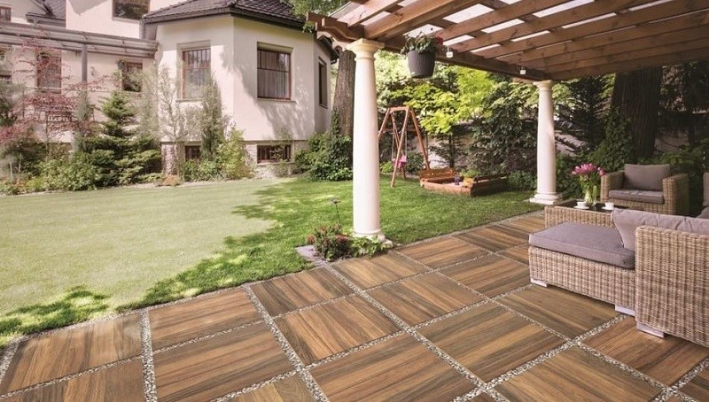 Gạch lát sân vườn giả gỗ có kiểu dáng này mang lại sự sang trọng và tinh tế - mẫu gạch lát sân đẹp nhất