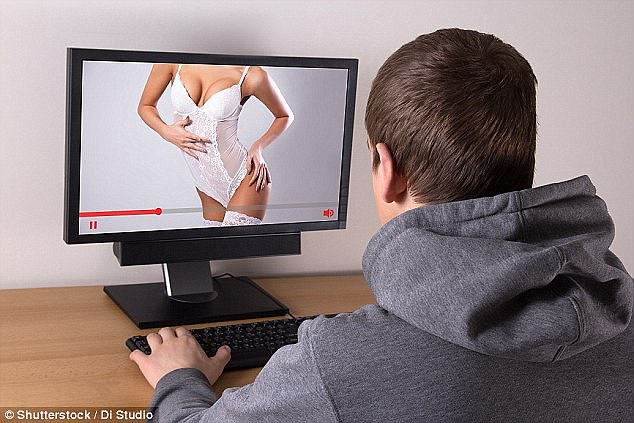 Nam thanh niên thường xem phim khiêu dâm thỏa mãn sự tò mò của bản thân